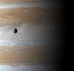 Ио на фоне Юпитера